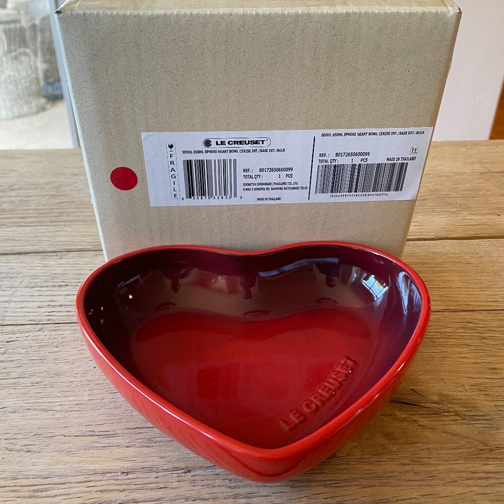 Le Creuset Stoneware Seoul 22 oz 650 ml Sphere Heart Bowl Cerise Cherry Red NEW - Picture 2 of 10